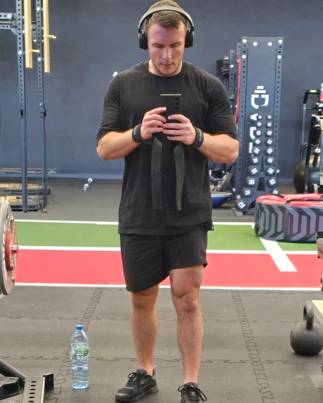Damian Łąkas na siłowni podczas sesji treningowej